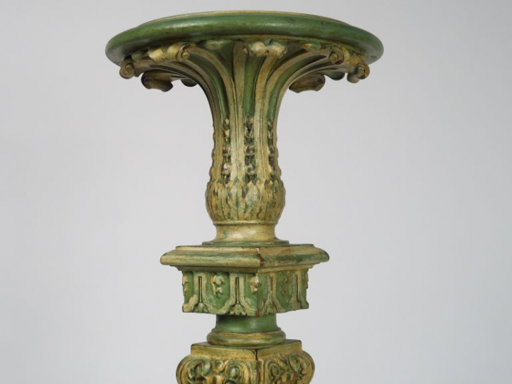 Sellette de style Louis XIV en bois sculpté et mouluré à décor de fleu