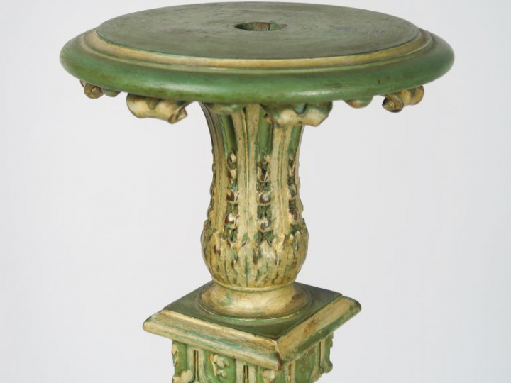 Sellette de style Louis XIV en bois sculpté et mouluré à décor de fleu