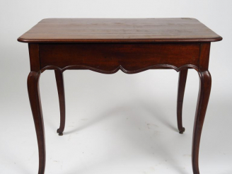 Vente aux enchères Table Louis XV en acajou ouvrant à un tiroir en ceinture, pieds galbés