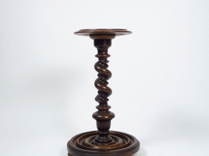 Sellette de style Louis XIII en noyer tourné. H. : 77 cm.