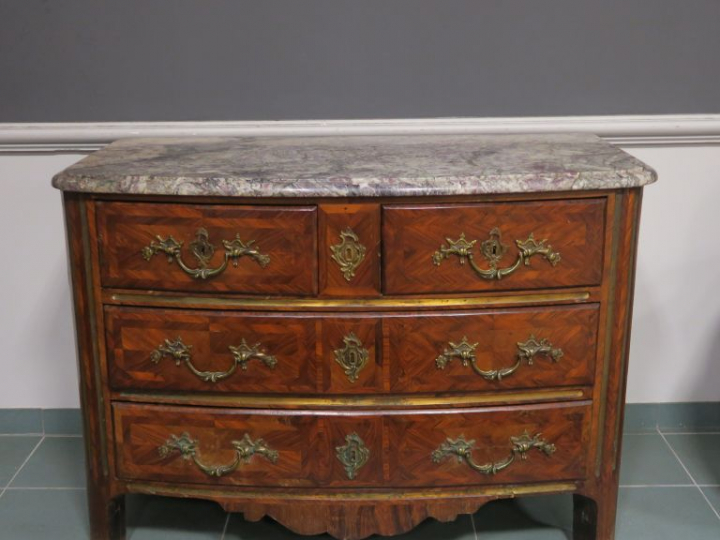 Commode Régence en marqueterie, ouvrant à quatre tiroirs sur trois ran