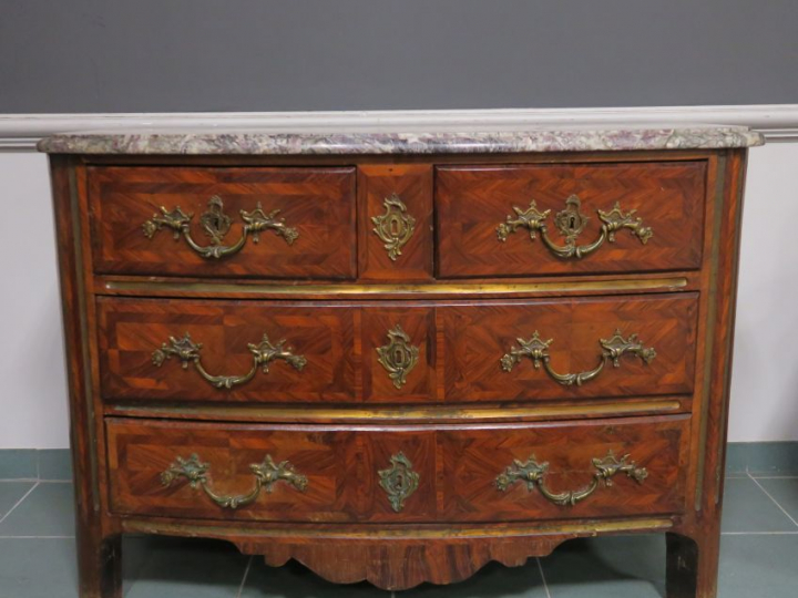 Commode Régence en marqueterie, ouvrant à quatre tiroirs sur trois ran