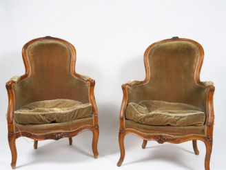 Vente aux enchères Deux bergères Louis XV en noyer mouluré et sculpté à décor de fleurett