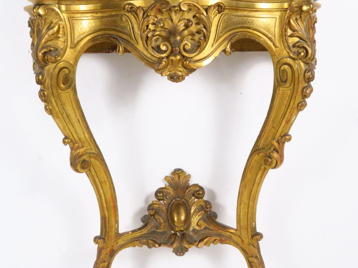 Console de style Louis XV en bois et stuc doré à décor de rinceaux et 