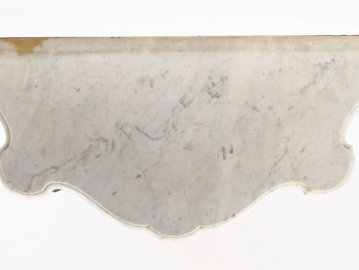 Console de style Louis XV en bois et stuc doré à décor de rinceaux et 