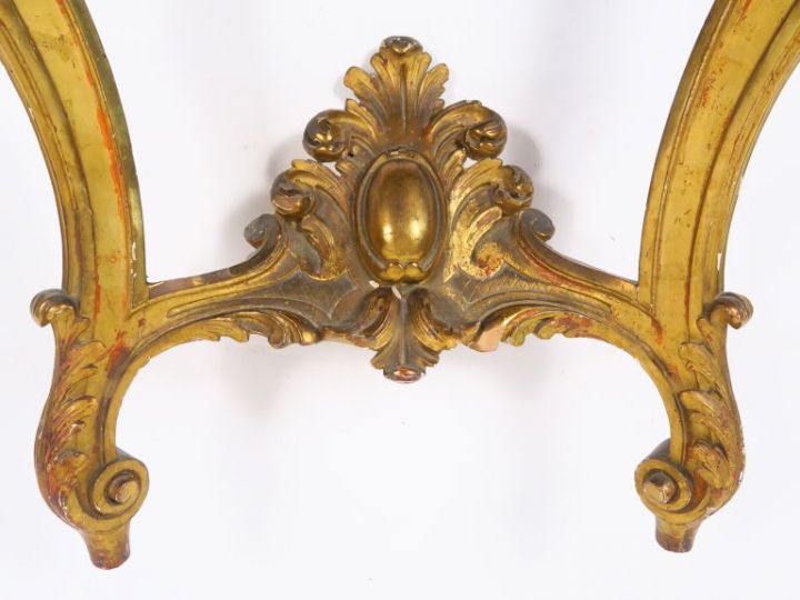 Console de style Louis XV en bois et stuc doré à décor de rinceaux et 