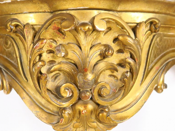 Console de style Louis XV en bois et stuc doré à décor de rinceaux et 