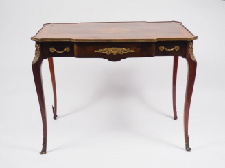 Vente aux enchères Table de milieu de style transition Louis XV-Louis XVI en marqueterie 