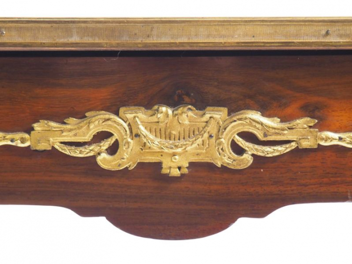 Table de milieu de style transition Louis XV-Louis XVI en marqueterie 