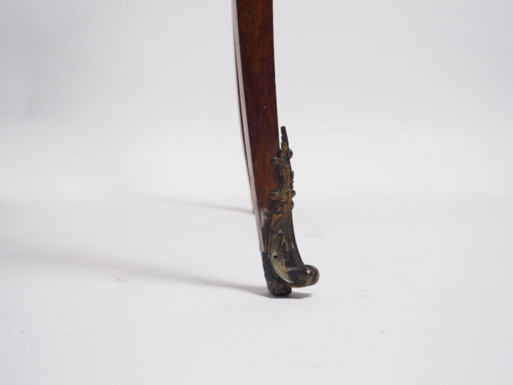 Table de milieu de style transition Louis XV-Louis XVI en marqueterie 