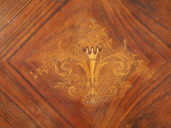 Table de milieu de style transition Louis XV-Louis XVI en marqueterie 