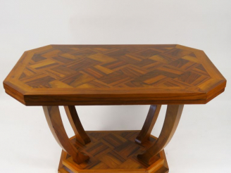 Vente aux enchères Table Art Déco en noyer parqueté, plateau à pans coupés. Dim. : 114  x