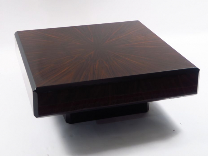 	Table basse de style Art déco en placage de palissandre.