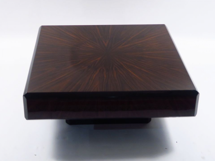	Table basse de style Art déco en placage de palissandre.