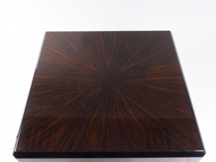 	Table basse de style Art déco en placage de palissandre.