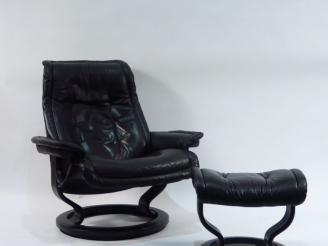 Vente aux enchères EKORNES. Suite de quatre fauteuils stresless et deux tabourets en cuir