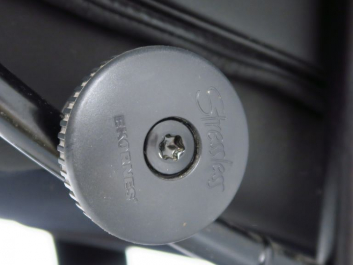 EKORNES. Suite de quatre fauteuils stresless et deux tabourets en cuir