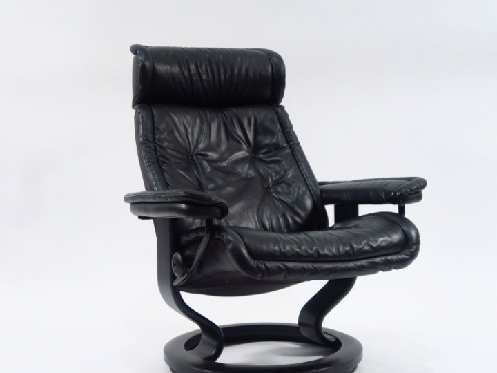 EKORNES. Suite de quatre fauteuils stresless et deux tabourets en cuir