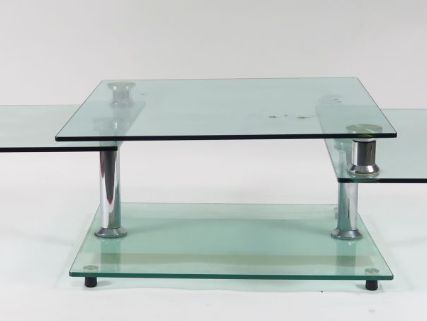 Grande table basse en verre à trois plateaux articulés.