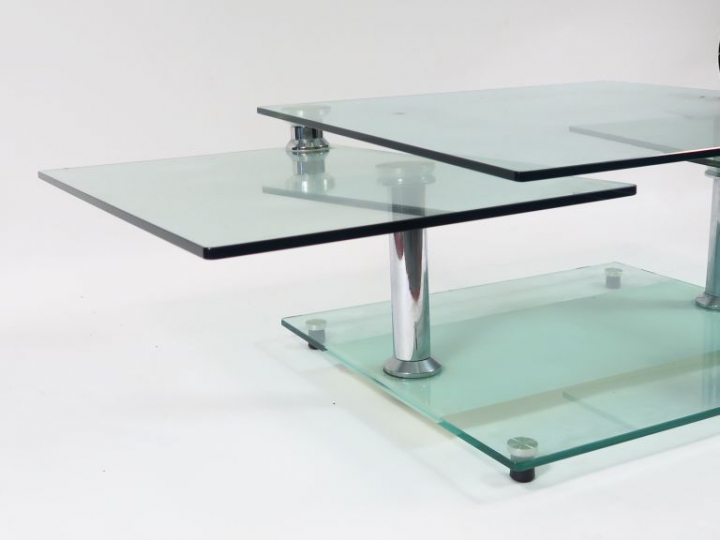Grande table basse en verre à trois plateaux articulés.