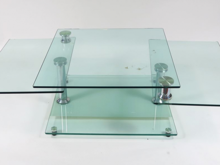 Grande table basse en verre à trois plateaux articulés.