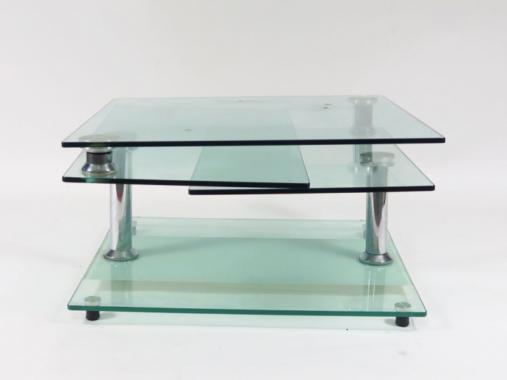 Grande table basse en verre à trois plateaux articulés.