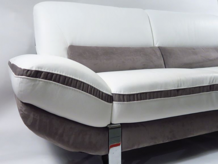 Grand canapé moderne cuir blanc et velours gris.