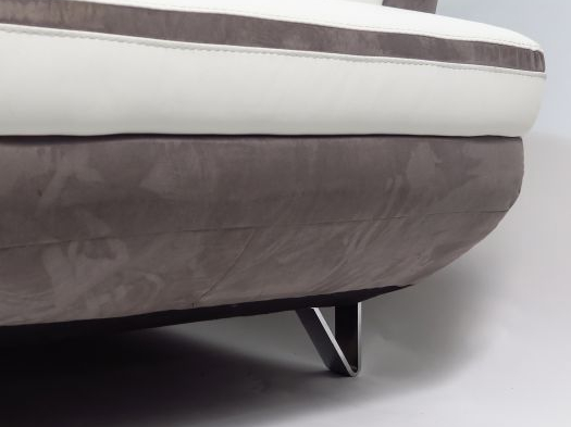 Grand canapé moderne cuir blanc et velours gris.