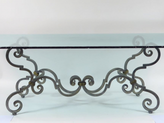 Vente aux enchères Table de salle à manger en verre et fer forgé à décor de consoles on y