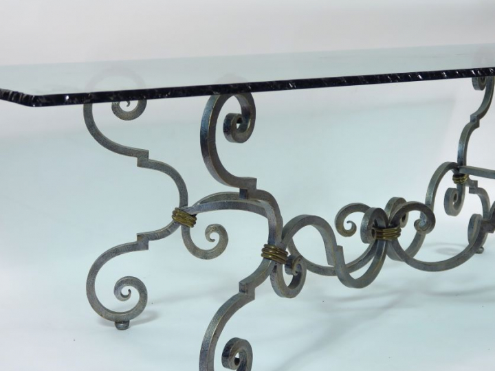 Table de salle à manger en verre et fer forgé à décor de consoles on y