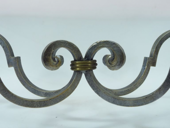 Table de salle à manger en verre et fer forgé à décor de consoles on y