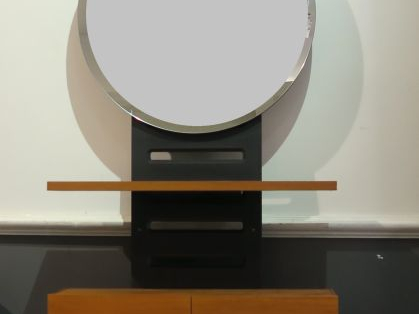 Etagère contemporaine avec miroir ovale.