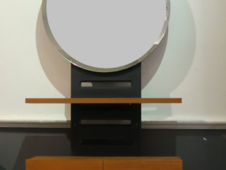 Vente aux enchères Etagère contemporaine avec miroir ovale.