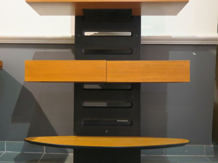 Etagère contemporaine avec miroir ovale.