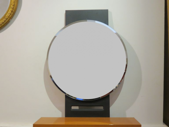 Etagère contemporaine avec miroir ovale.