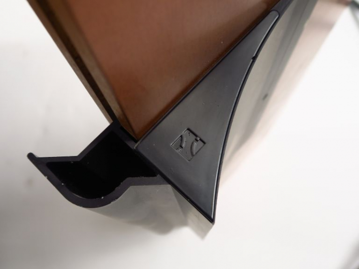 Etagère contemporaine avec miroir ovale.