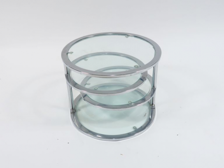 Table basse à trois plateaux articulés en métal chromé et verre.