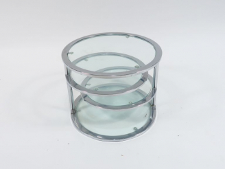 Vente aux enchères Table basse à trois plateaux articulés en métal chromé et verre.
