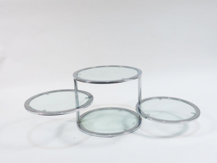 Table basse à trois plateaux articulés en métal chromé et verre.