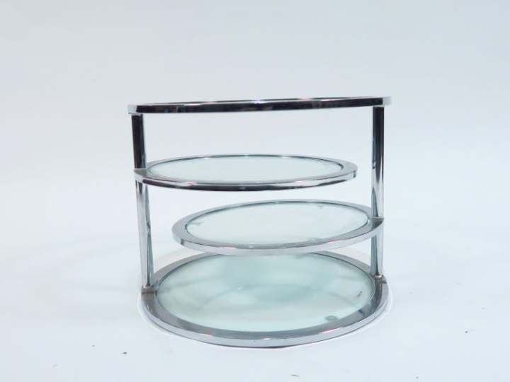 Table basse à trois plateaux articulés en métal chromé et verre.