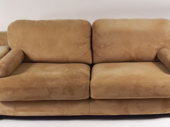 Canapé en velours beige. (bel état)