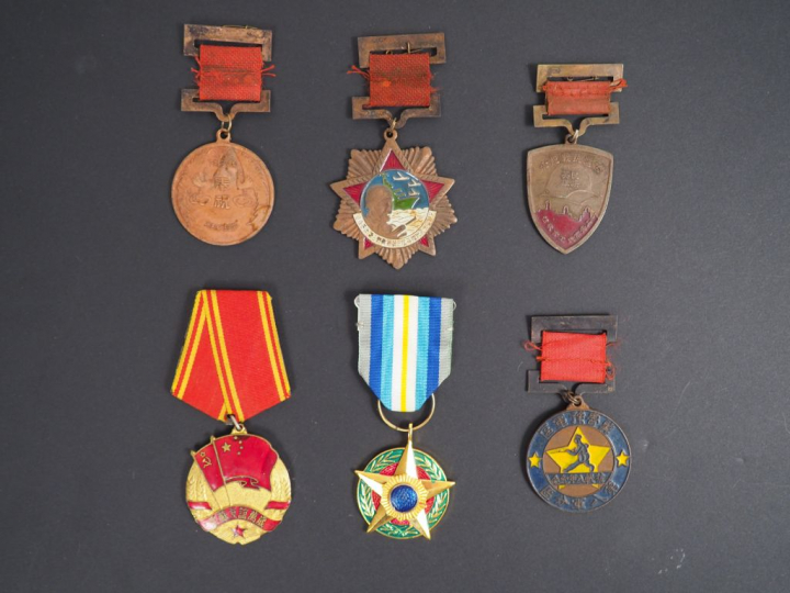 Ensemble de six médailles dont une célébrant l'amitié sino-soviétique.