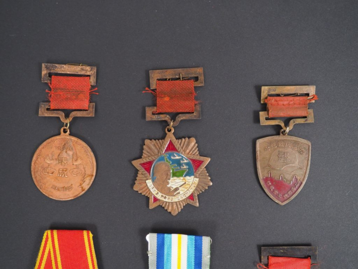 Ensemble de six médailles dont une célébrant l'amitié sino-soviétique.