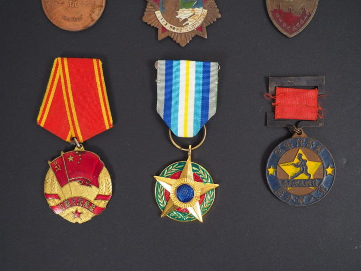 Ensemble de six médailles dont une célébrant l'amitié sino-soviétique.