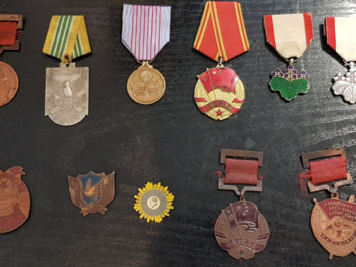 Ensemble de 11 médailles liées à l'étranger.