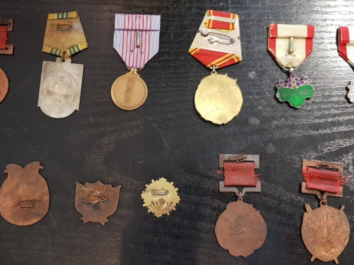 Ensemble de 11 médailles liées à l'étranger.