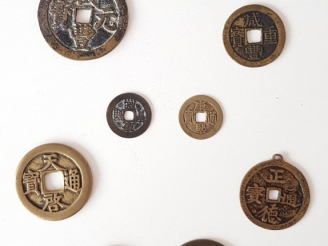 Vente aux enchères Chine  Lot de neuf sapèques en alliages de cuivre, comprenant : . Troi