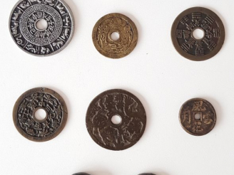 Vente aux enchères Chine Lot de neuf pièces en alliages de cuivre et une en argent, compr