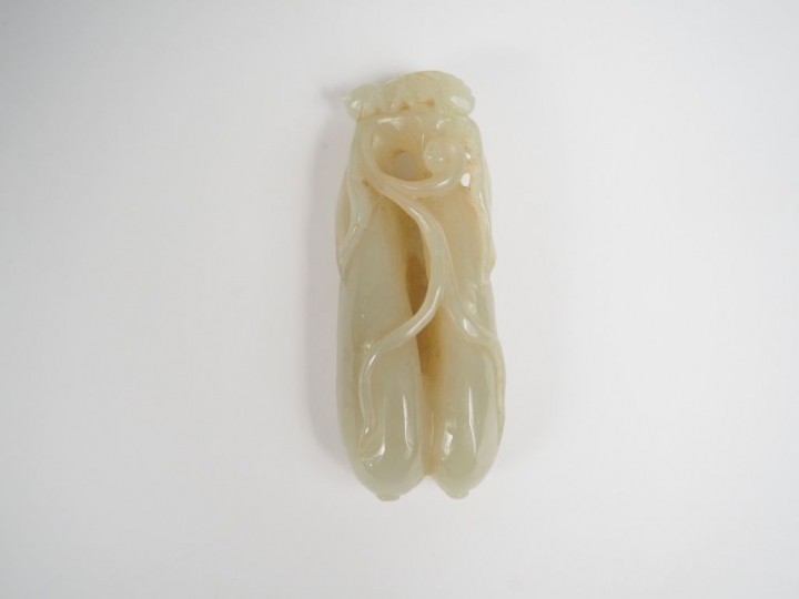 Pendentif en jade céladon représentant deux aubergines sur lesquelles 