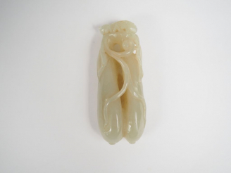 Vente aux enchères Pendentif en jade céladon représentant deux aubergines sur lesquelles 